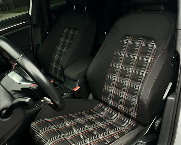 Белый Фольксваген Гольф ГТИ, объемом двигателя 2 л и пробегом 105 тыс. км за 22000 $, фото 13 на Automoto.ua