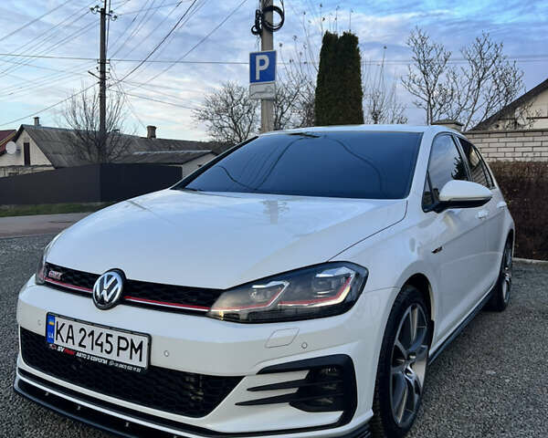 Белый Фольксваген Гольф ГТИ, объемом двигателя 2 л и пробегом 105 тыс. км за 22000 $, фото 3 на Automoto.ua