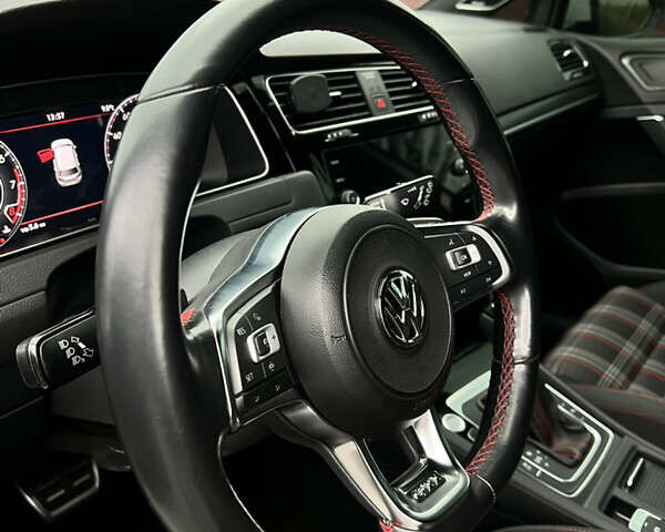 Белый Фольксваген Гольф ГТИ, объемом двигателя 2 л и пробегом 105 тыс. км за 22000 $, фото 12 на Automoto.ua