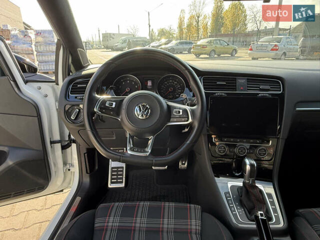 Белый Фольксваген Гольф ГТИ, объемом двигателя 1.98 л и пробегом 56 тыс. км за 20000 $, фото 17 на Automoto.ua