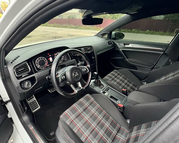 Белый Фольксваген Гольф ГТИ, объемом двигателя 2 л и пробегом 105 тыс. км за 22000 $, фото 11 на Automoto.ua