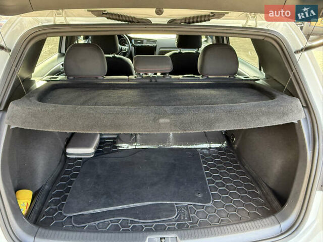 Белый Фольксваген Гольф ГТИ, объемом двигателя 1.98 л и пробегом 56 тыс. км за 20000 $, фото 22 на Automoto.ua