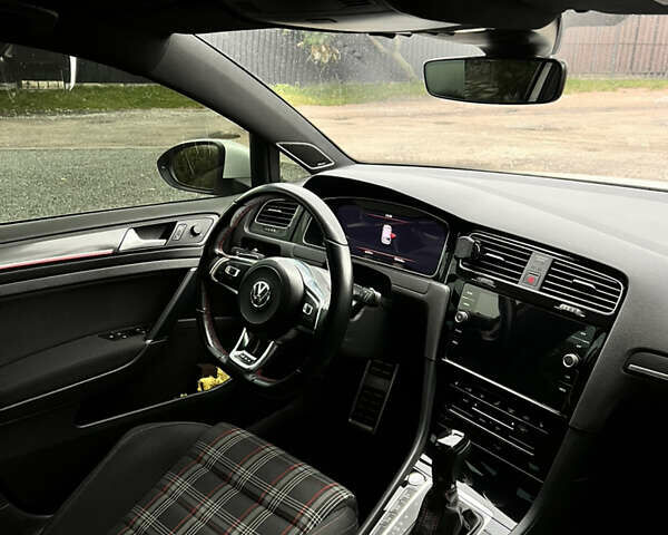 Белый Фольксваген Гольф ГТИ, объемом двигателя 2 л и пробегом 105 тыс. км за 22000 $, фото 17 на Automoto.ua