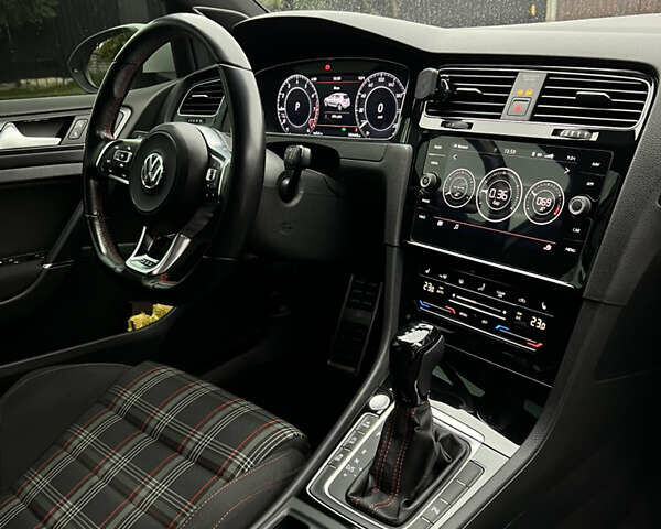 Белый Фольксваген Гольф ГТИ, объемом двигателя 2 л и пробегом 105 тыс. км за 22000 $, фото 15 на Automoto.ua