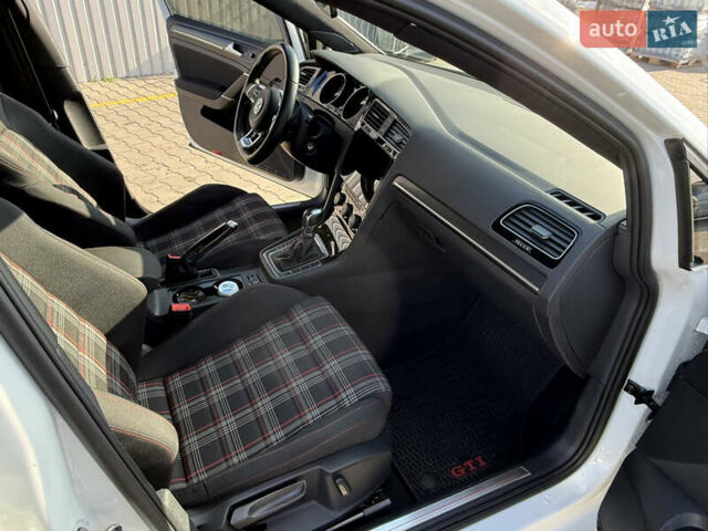 Белый Фольксваген Гольф ГТИ, объемом двигателя 1.98 л и пробегом 56 тыс. км за 20000 $, фото 14 на Automoto.ua