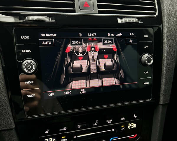 Белый Фольксваген Гольф ГТИ, объемом двигателя 2 л и пробегом 105 тыс. км за 22000 $, фото 21 на Automoto.ua