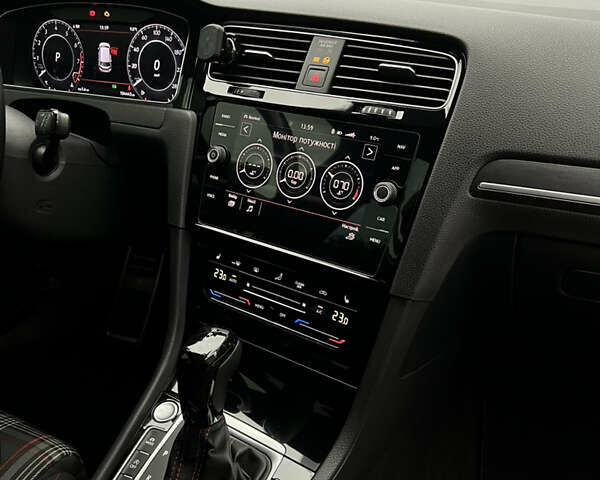 Белый Фольксваген Гольф ГТИ, объемом двигателя 2 л и пробегом 105 тыс. км за 22000 $, фото 16 на Automoto.ua