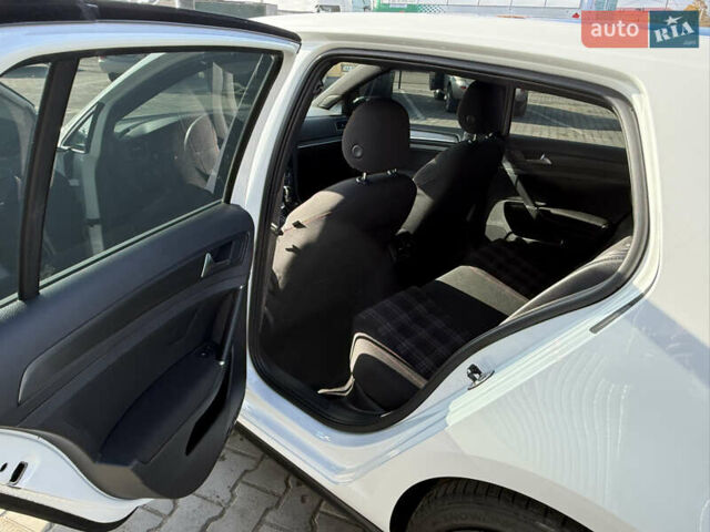 Белый Фольксваген Гольф ГТИ, объемом двигателя 1.98 л и пробегом 56 тыс. км за 20000 $, фото 12 на Automoto.ua