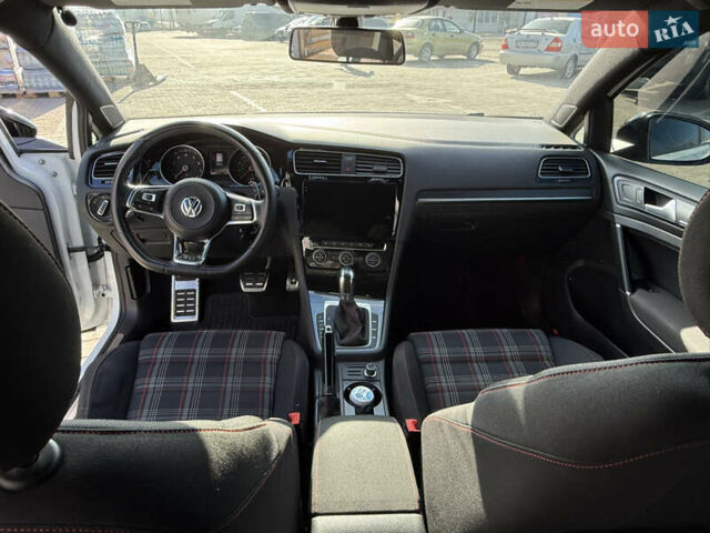 Белый Фольксваген Гольф ГТИ, объемом двигателя 1.98 л и пробегом 56 тыс. км за 20000 $, фото 16 на Automoto.ua