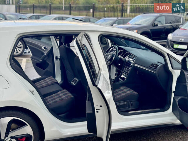 Белый Фольксваген Гольф ГТИ, объемом двигателя 2 л и пробегом 11 тыс. км за 19500 $, фото 16 на Automoto.ua