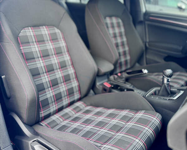 Білий Фольксваген Гольф ГТІ, об'ємом двигуна 2 л та пробігом 11 тис. км за 21500 $, фото 25 на Automoto.ua