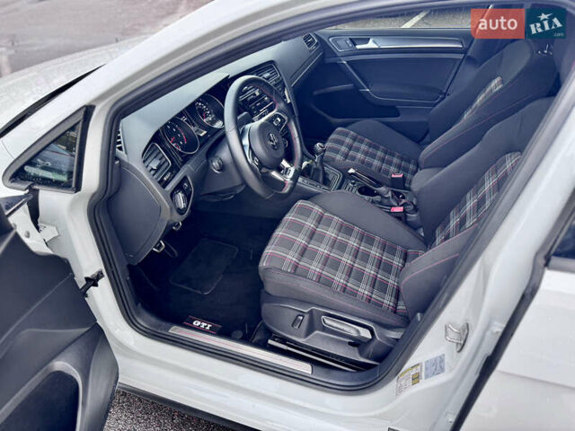 Білий Фольксваген Гольф ГТІ, об'ємом двигуна 2 л та пробігом 11 тис. км за 21500 $, фото 20 на Automoto.ua