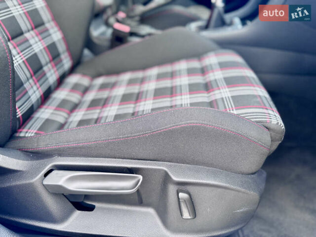 Белый Фольксваген Гольф ГТИ, объемом двигателя 2 л и пробегом 11 тыс. км за 19500 $, фото 25 на Automoto.ua