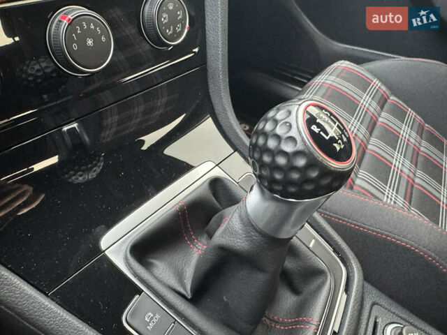 Білий Фольксваген Гольф ГТІ, об'ємом двигуна 2 л та пробігом 11 тис. км за 16999 $, фото 51 на Automoto.ua