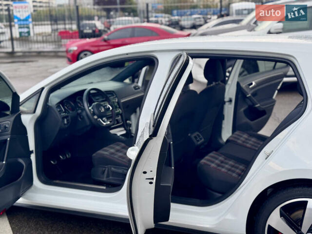 Білий Фольксваген Гольф ГТІ, об'ємом двигуна 2 л та пробігом 11 тис. км за 21500 $, фото 18 на Automoto.ua