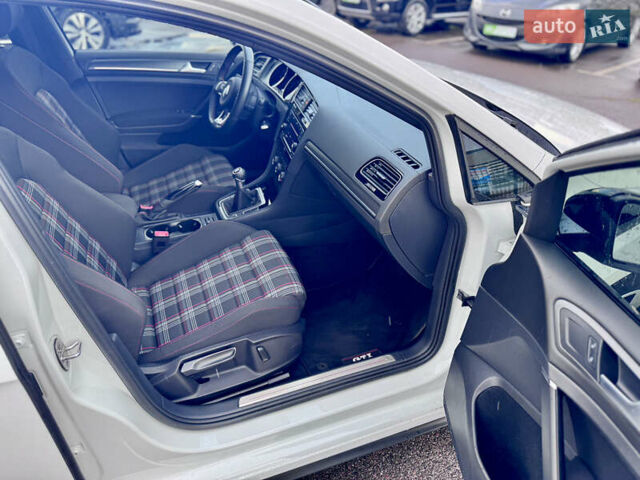 Белый Фольксваген Гольф ГТИ, объемом двигателя 2 л и пробегом 11 тыс. км за 19500 $, фото 24 на Automoto.ua