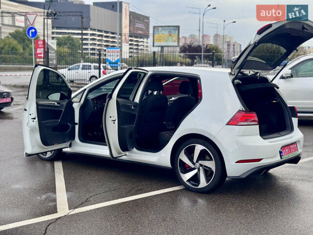 Белый Фольксваген Гольф ГТИ, объемом двигателя 2 л и пробегом 11 тыс. км за 19500 $, фото 18 на Automoto.ua