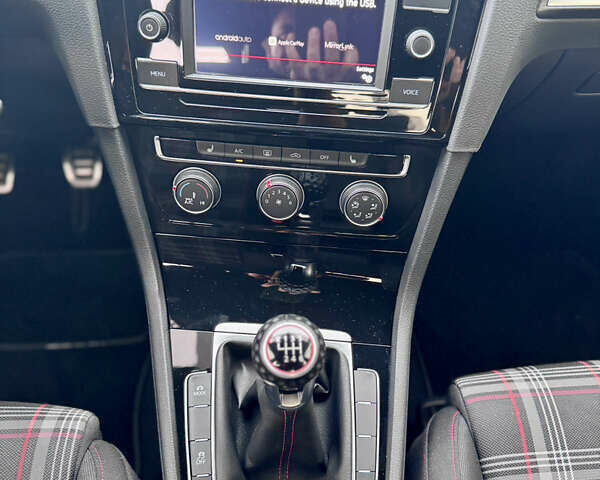 Білий Фольксваген Гольф ГТІ, об'ємом двигуна 2 л та пробігом 11 тис. км за 21500 $, фото 34 на Automoto.ua