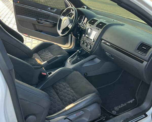 Фольксваген Гольф ГТИ 2007 в Днепре (Днепропетровске) на Automoto.ua Белый Фольксваген Гольф ГТИ, объемом двигателя 2 л и пробегом 200 тыс. км за 9000 $, фото 6 на Automoto.ua