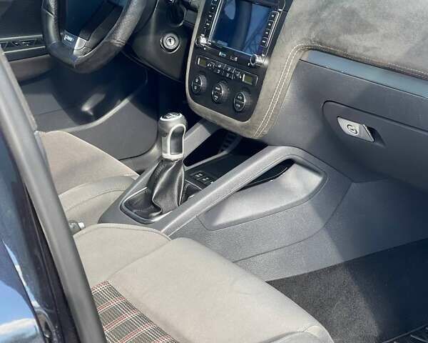 Черный Фольксваген Гольф ГТИ, объемом двигателя 2 л и пробегом 228 тыс. км за 5700 $, фото 15 на Automoto.ua