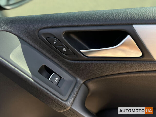 Черный Фольксваген Гольф ГТИ, объемом двигателя 2 л и пробегом 154 тыс. км за 12300 $, фото 27 на Automoto.ua