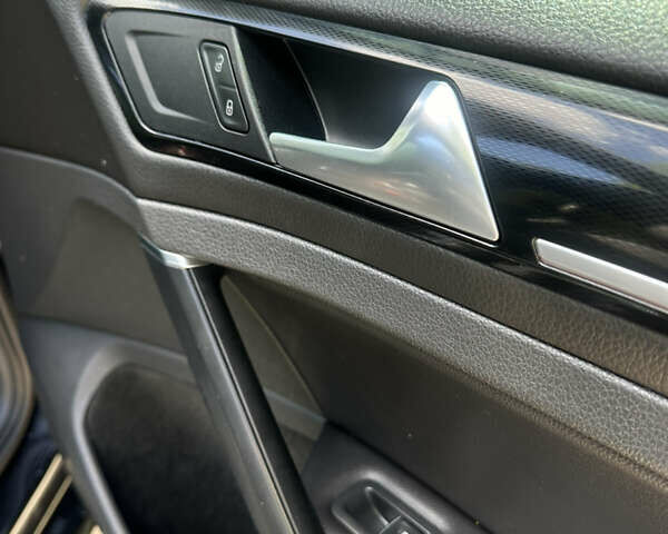 Черный Фольксваген Гольф ГТИ, объемом двигателя 1.98 л и пробегом 177 тыс. км за 13300 $, фото 19 на Automoto.ua