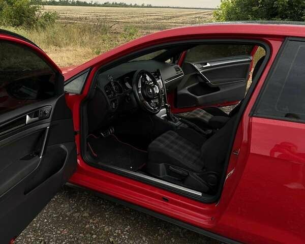 Красный Фольксваген Гольф ГТИ, объемом двигателя 1.98 л и пробегом 167 тыс. км за 11000 $, фото 4 на Automoto.ua