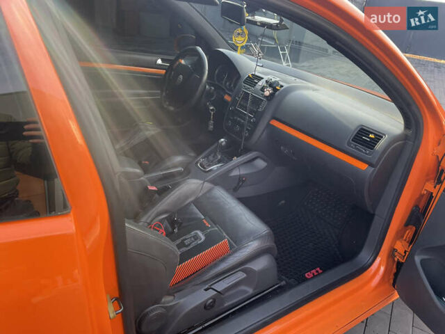 Оранжевый Фольксваген Гольф ГТИ, объемом двигателя 2 л и пробегом 290 тыс. км за 8999 $, фото 6 на Automoto.ua