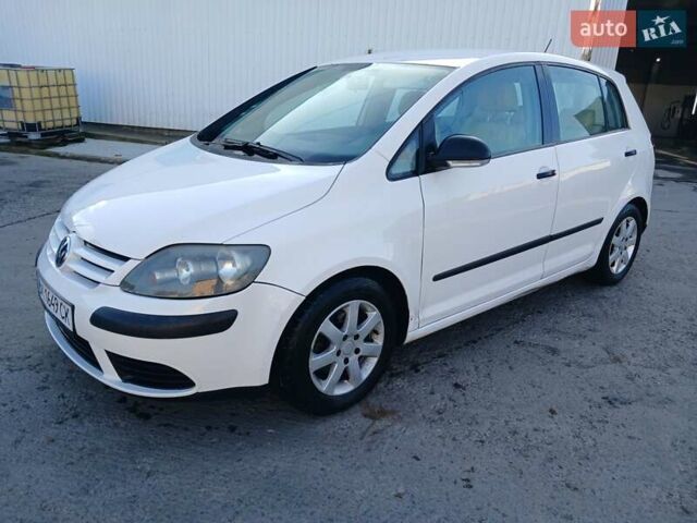 Белый Фольксваген Гольф Плюс, объемом двигателя 1.39 л и пробегом 256 тыс. км за 4250 $, фото 1 на Automoto.ua