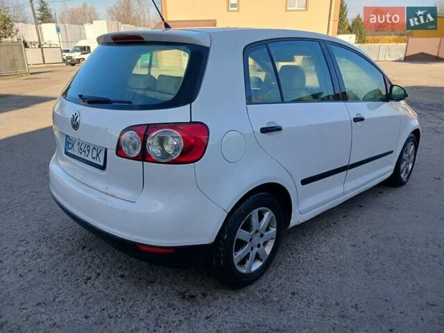 Белый Фольксваген Гольф Плюс, объемом двигателя 1.39 л и пробегом 256 тыс. км за 4250 $, фото 2 на Automoto.ua