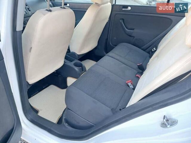 Белый Фольксваген Гольф Плюс, объемом двигателя 1.39 л и пробегом 256 тыс. км за 4250 $, фото 6 на Automoto.ua