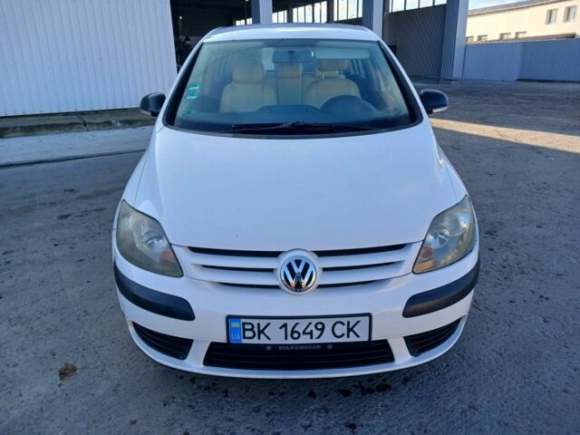 Белый Фольксваген Гольф Плюс, объемом двигателя 1.4 л и пробегом 264 тыс. км за 3950 $, фото 5 на Automoto.ua