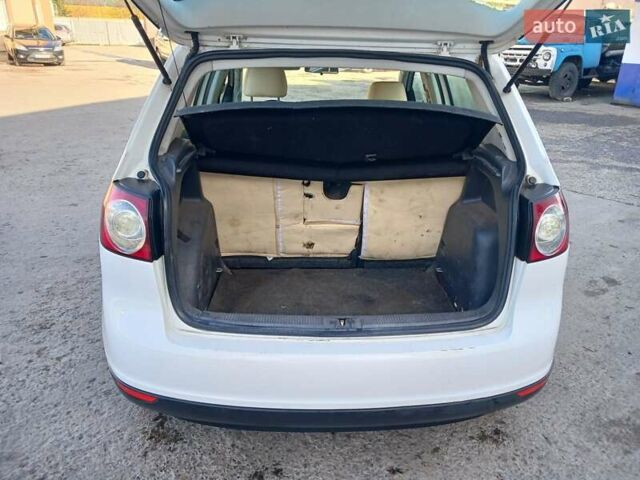 Белый Фольксваген Гольф Плюс, объемом двигателя 1.39 л и пробегом 256 тыс. км за 4250 $, фото 10 на Automoto.ua