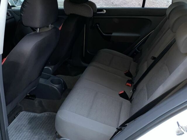 Белый Фольксваген Гольф Плюс, объемом двигателя 1.4 л и пробегом 195 тыс. км за 5000 $, фото 4 на Automoto.ua