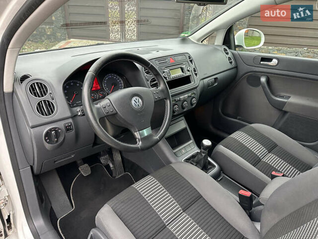 Белый Фольксваген Гольф Плюс, объемом двигателя 1.4 л и пробегом 167 тыс. км за 6500 $, фото 21 на Automoto.ua