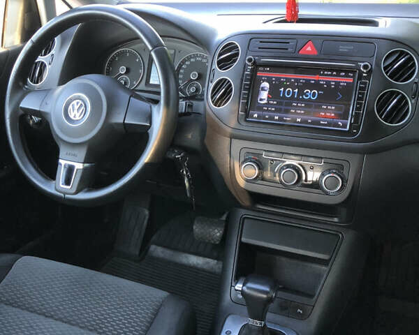 Белый Фольксваген Гольф Плюс, объемом двигателя 1.6 л и пробегом 280 тыс. км за 8200 $, фото 21 на Automoto.ua