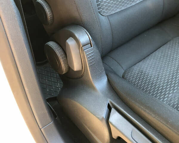 Белый Фольксваген Гольф Плюс, объемом двигателя 1.6 л и пробегом 280 тыс. км за 8200 $, фото 23 на Automoto.ua