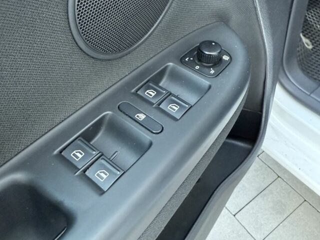 Білий Фольксваген Golf Plus, об'ємом двигуна 1.4 л та пробігом 260 тис. км за 6800 $, фото 16 на Automoto.ua