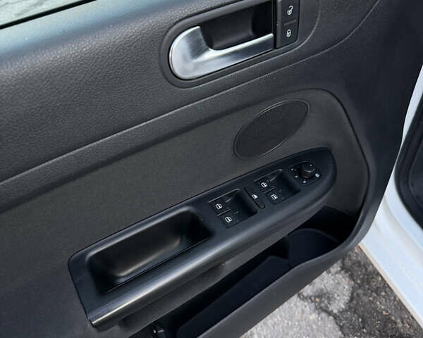 Белый Фольксваген Гольф Плюс, объемом двигателя 1.6 л и пробегом 200 тыс. км за 7999 $, фото 21 на Automoto.ua