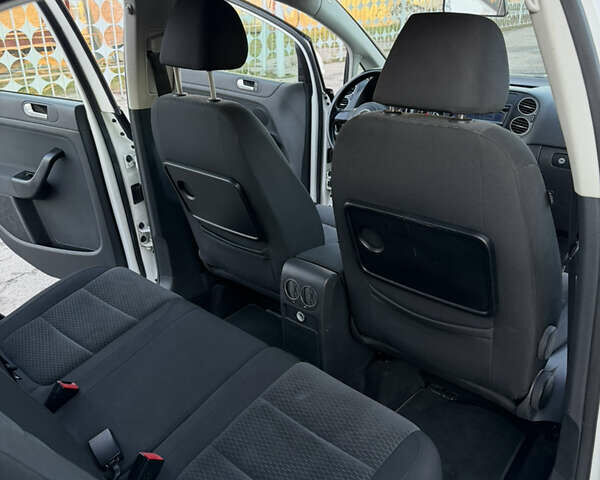 Белый Фольксваген Гольф Плюс, объемом двигателя 1.6 л и пробегом 200 тыс. км за 7999 $, фото 30 на Automoto.ua