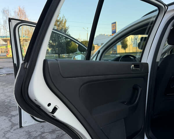 Белый Фольксваген Гольф Плюс, объемом двигателя 1.6 л и пробегом 200 тыс. км за 7999 $, фото 23 на Automoto.ua