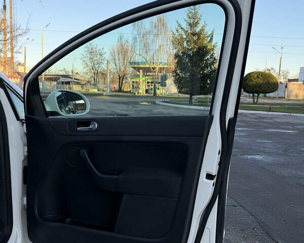 Белый Фольксваген Гольф Плюс, объемом двигателя 1.6 л и пробегом 200 тыс. км за 7999 $, фото 26 на Automoto.ua