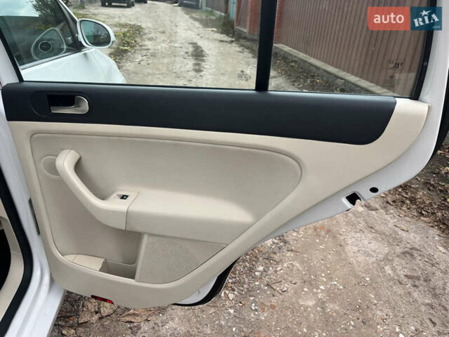 Белый Фольксваген Гольф Плюс, объемом двигателя 1.6 л и пробегом 195 тыс. км за 8950 $, фото 74 на Automoto.ua