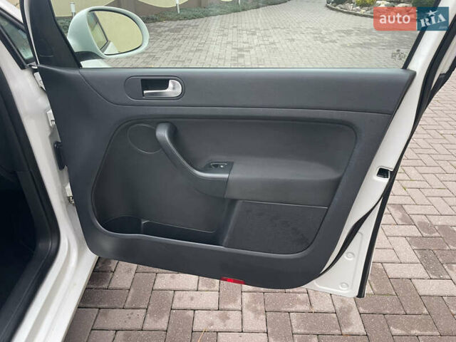 Белый Фольксваген Гольф Плюс, объемом двигателя 1.6 л и пробегом 236 тыс. км за 7500 $, фото 63 на Automoto.ua