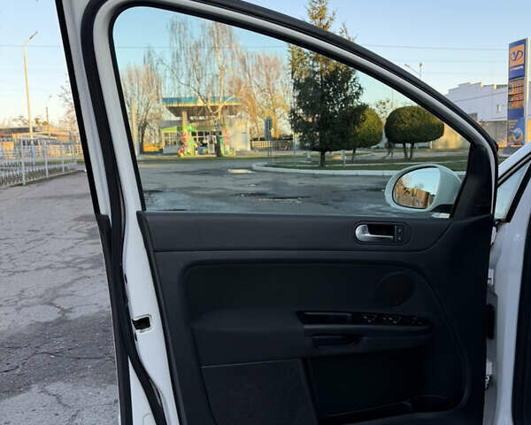 Белый Фольксваген Гольф Плюс, объемом двигателя 1.6 л и пробегом 200 тыс. км за 7999 $, фото 20 на Automoto.ua