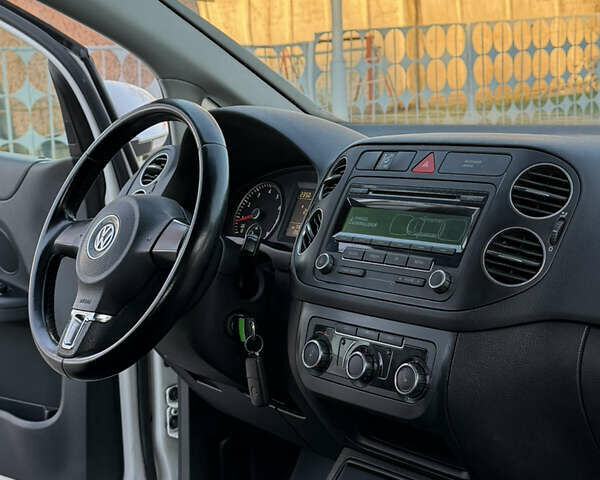 Белый Фольксваген Гольф Плюс, объемом двигателя 1.6 л и пробегом 200 тыс. км за 7999 $, фото 28 на Automoto.ua