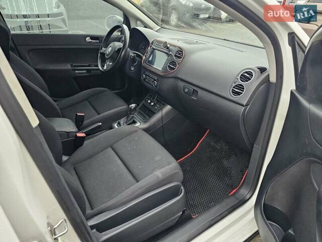 Белый Фольксваген Гольф Плюс, объемом двигателя 1.4 л и пробегом 146 тыс. км за 8000 $, фото 26 на Automoto.ua