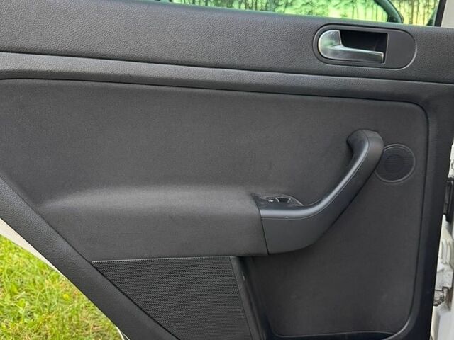 Білий Фольксваген Golf Plus, об'ємом двигуна 1.6 л та пробігом 330 тис. км за 7200 $, фото 22 на Automoto.ua