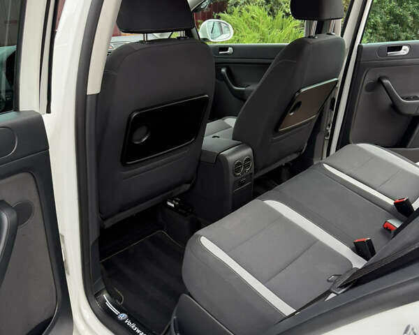 Білий Фольксваген Golf Plus, об'ємом двигуна 1.6 л та пробігом 170 тис. км за 12800 $, фото 10 на Automoto.ua