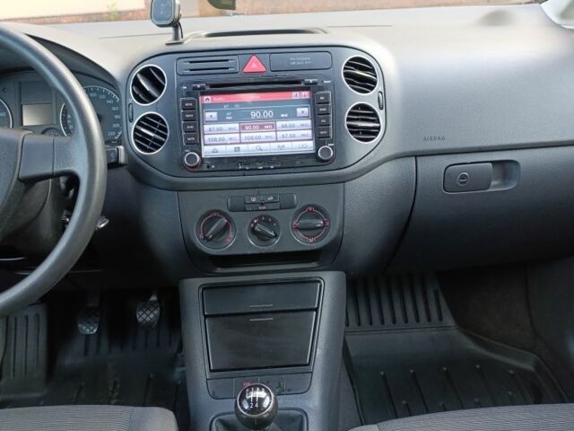 Черный Фольксваген Гольф Плюс, объемом двигателя 1.4 л и пробегом 330 тыс. км за 4700 $, фото 14 на Automoto.ua